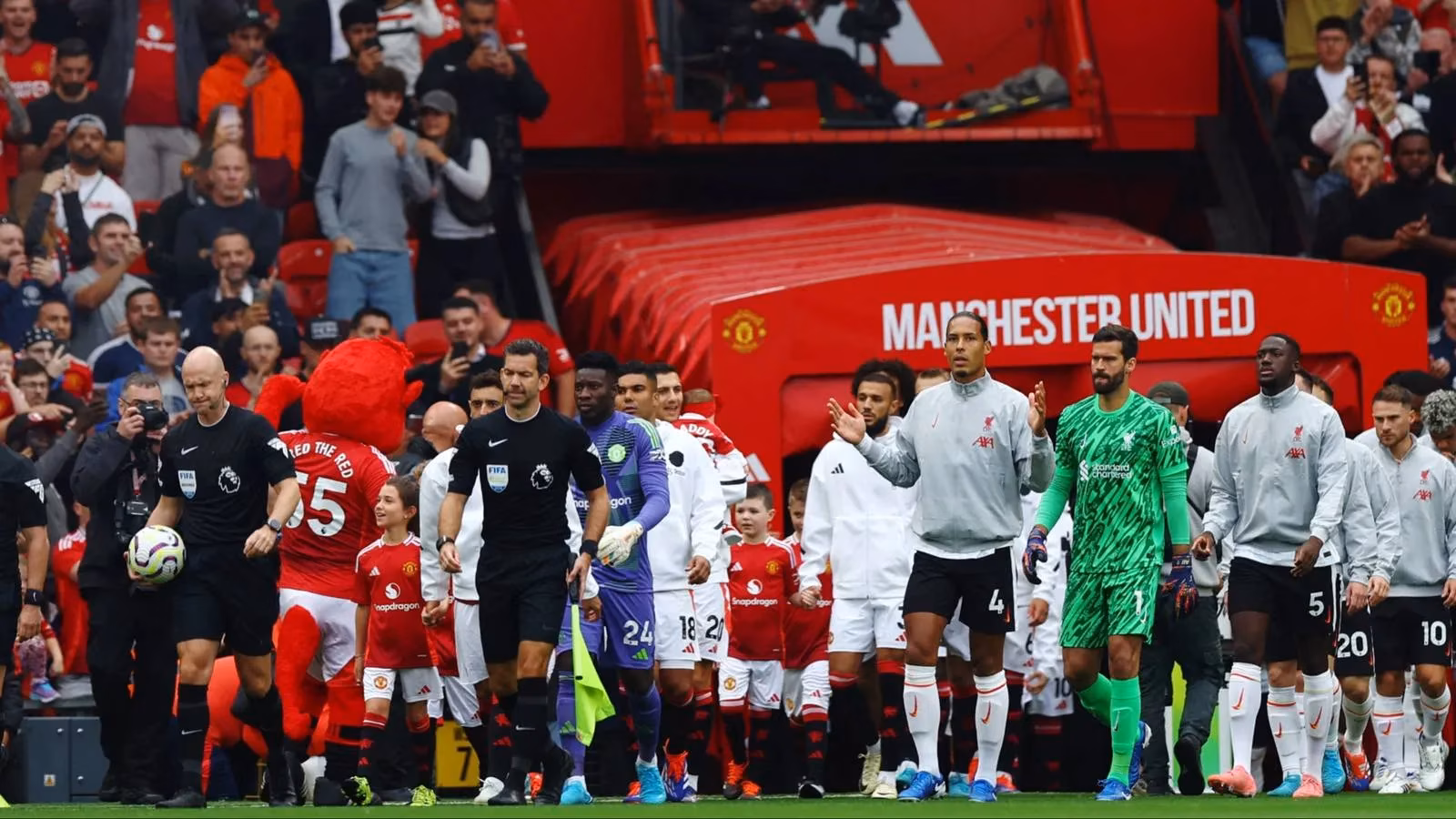 liverpool-dominates-manchester-united-at-old-trafford-in-2026-premier-league-clash-image-0